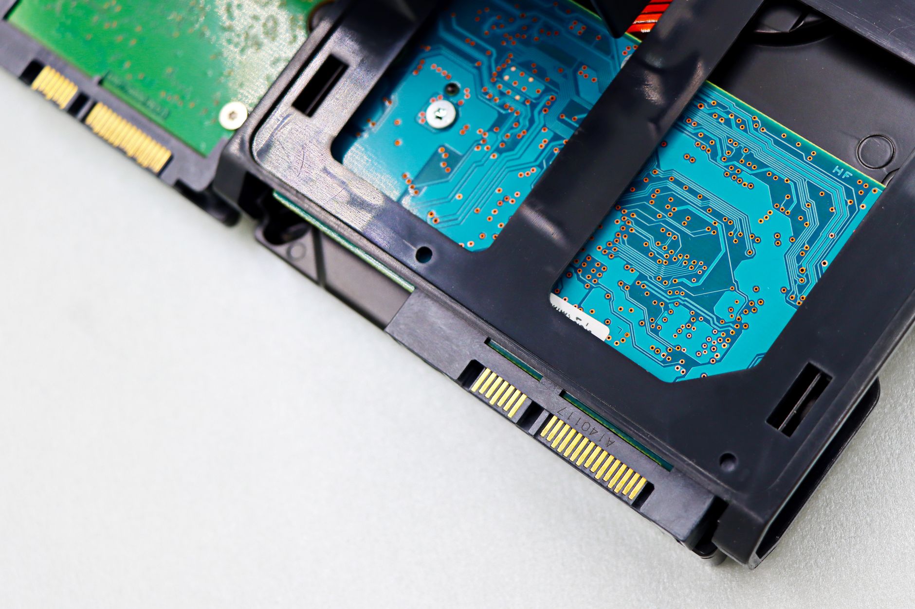 SSD vs HDD ใน Server เลือกอะไรดี ขึ้นอยู่กับงาน — หลักการทำงานพื้นฐานของ SSD และ HDD | Forex คู่มือ iCafeForex