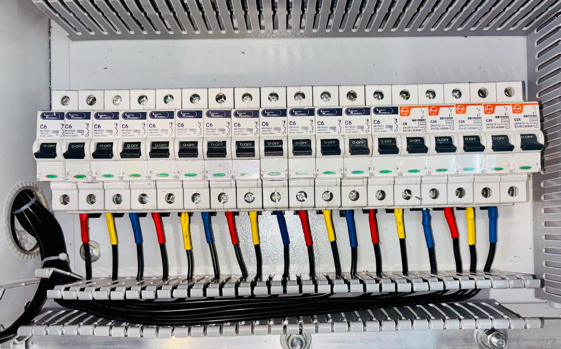 PDU Power Distribution จ่ายไฟในตู้ Rack อย่างปลอดภัย — สเปคและคุณสมบัติที่ต้องดูก่อนซื้อ PDU Power Distribution จ่า | Forex คู่มือ iCafeForex
