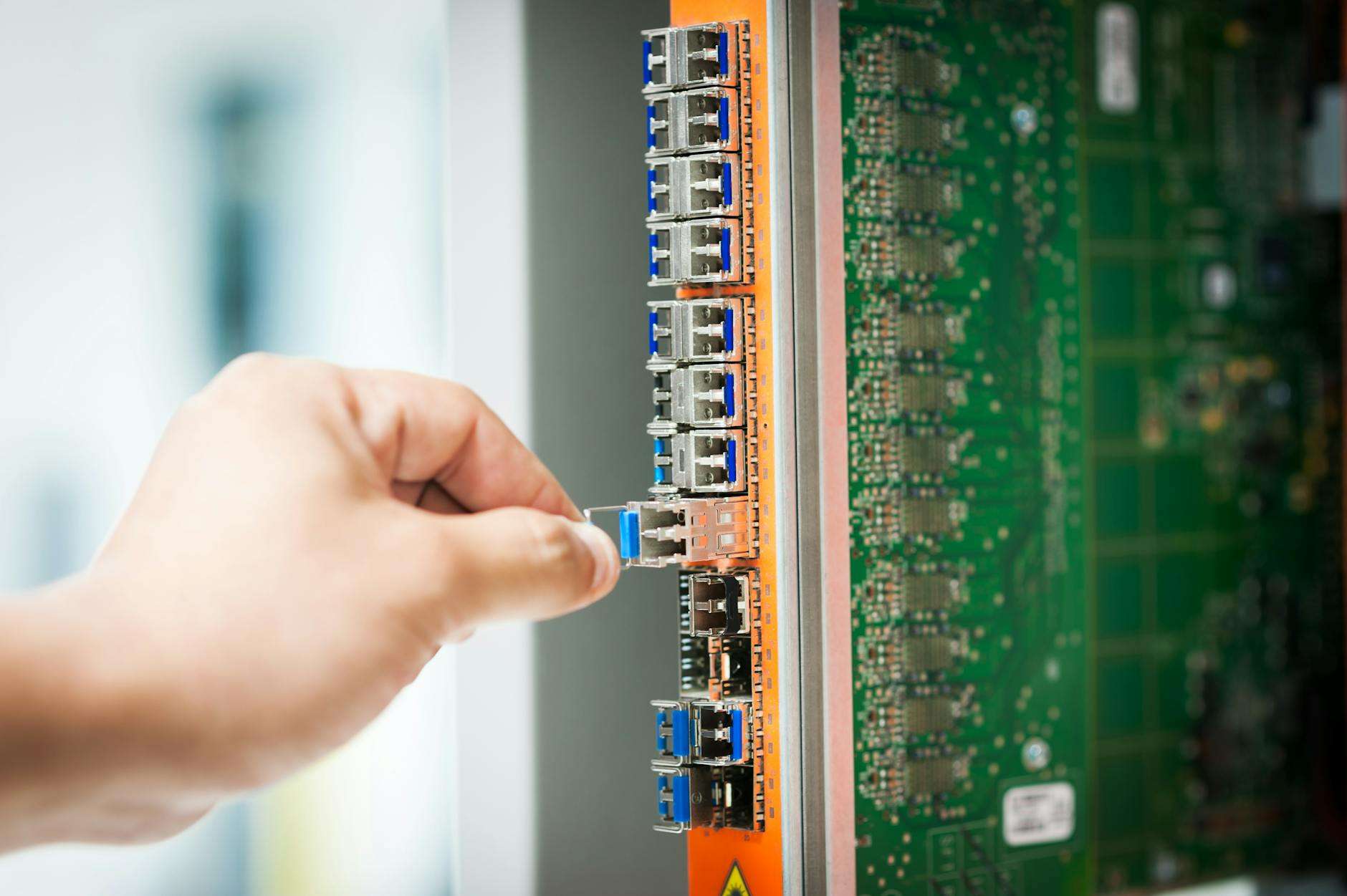 สาย Fiber ขาดกลางทาง ซ่อมยังไง ใช้ OTDR หาจุดขาด — สเปคและคุณสมบัติที่ต้องดูก่อนซื้อ สาย Fiber ขาดกลางทาง ซ่อมย | Forex คู่มือ iCafeForex